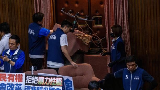 Anggota DPR Taiwan Ribut Lagi Usai Sehari Presidennya Dilantik