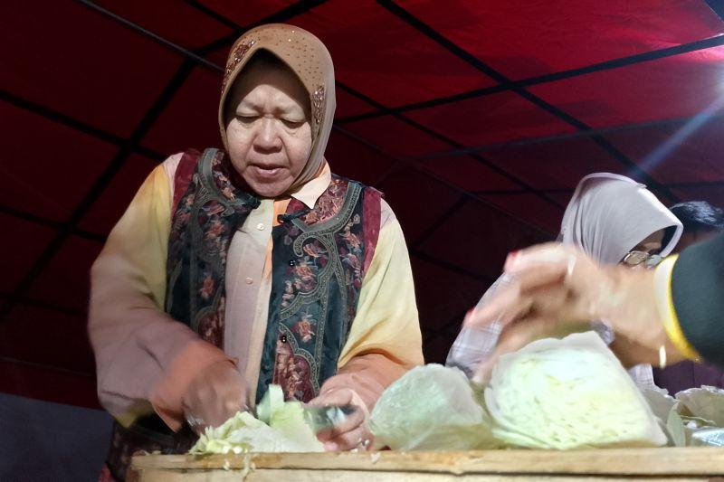 Momen Mensos Risma Bantu Masak di Dapur Pengungsian Bencana Banjir Sumbar