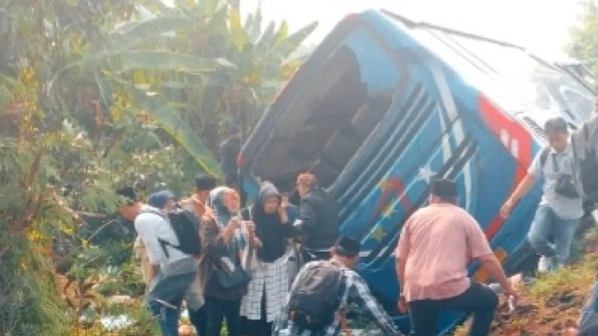 Bus Rombongan Apdesi Ciomas Mati Mesin hingga Terperosok di Tol Tamer, 8 Orang Luka