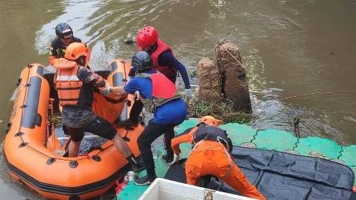Tim SAR Temukan Pria Ceburkan Diri ke Kali Ciliwung Gegara Depresi