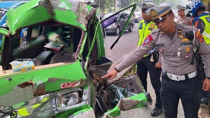 Angkot di Bogor Tabrak Truk Sampah Diduga Microsleep, 2 Orang Luka