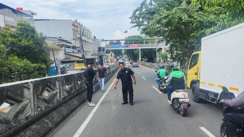 Driver Ojol Tewas Usai Terlindas Truk di Flyover Tambora Jakbar