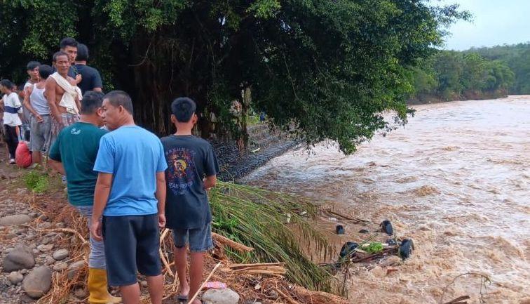 Dump Truk dan Minibus Hanyut Terseret Banjir di OKU, 1 Orang Tewas dan 4 Hilang