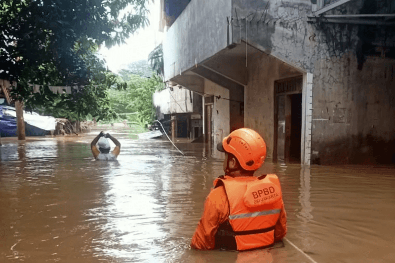 17 KK di Bidara Cina dan Kampung Melayu Mengungsi akibat Kali Ciliwung Meluap