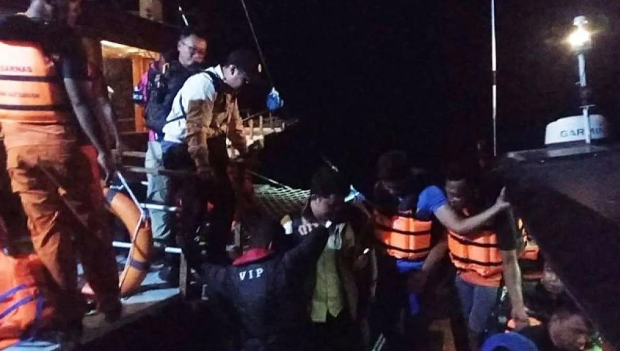 Tim SAR Evakuasi 7 Korban Kapal Pinisi yang Patah di Labuan Bajo NTT