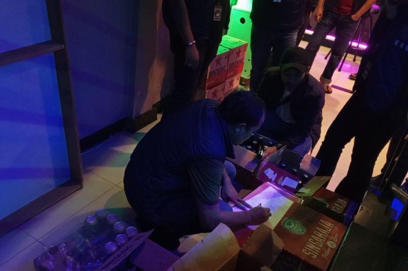 Polisi Grebek 2 Tempat Karaoke di Jambi, Puluhan Dus Miras Disita