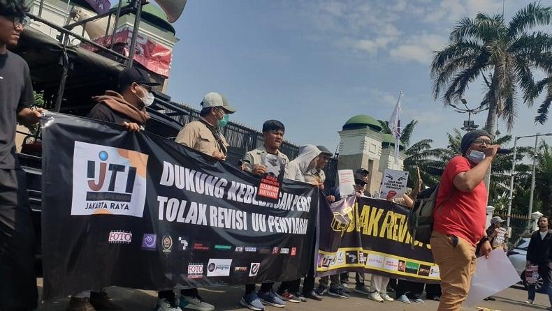 Gelar Aksi di Depan Gedung DPR, Koalisi Jurnalis Tolak RUU Penyiaran