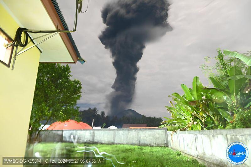 Penampakan Awan Abu Vulkanik Raksasa Akibat Erupsi Gunung Ibu