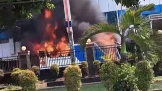 Mobil Terbakar Sambar Gedung F Trisakti Diduga gegara Korsleting Listrik