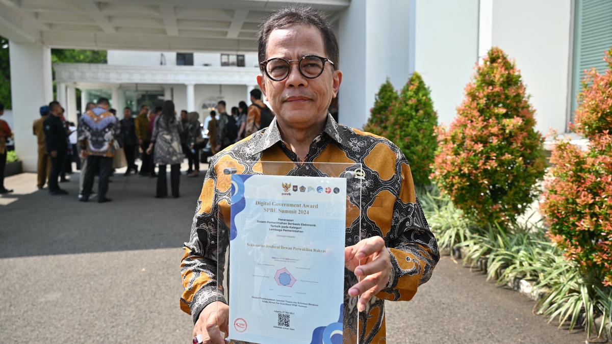 Setjen DPR RI Terima ‘Digital Government Award’ dari Presiden RI dalam SPBE Summit 2024