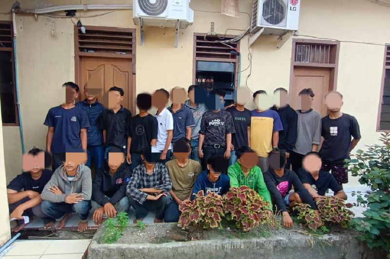 22 Remaja Geng Motor Mau Tawuran di Deli Serdang Ditangkap, Celurit-Parang Disita