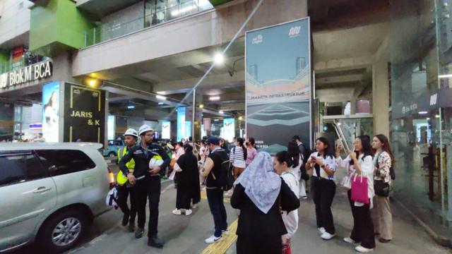 Penumpang Menumpuk di Stasiun MRT Blok M Imbas Penghentian Operasional Mendadak
