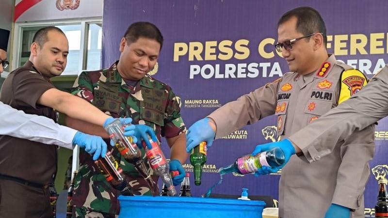 Ribuan Botol Miras Dimusnahkan Polresta Tangerang