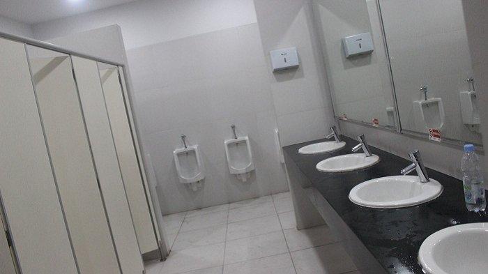 Duh, OB Ini Kepergok Intip Pengunjung di Toilet Umum GBK