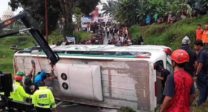 Polisi Duga Ada Kelalaian Sopir dalam Tergulingnya Bus Rombongan Warga Sleman di Karanganyar