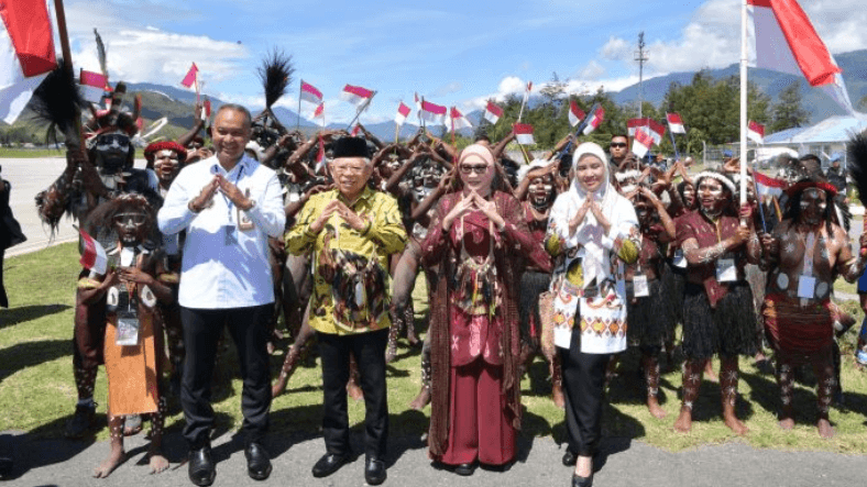 Resmikan Program Strategis Nasional, Wapres Maruf Amin Tiba di Wamena Disambut Tarian Adat 'Selamat Datang'