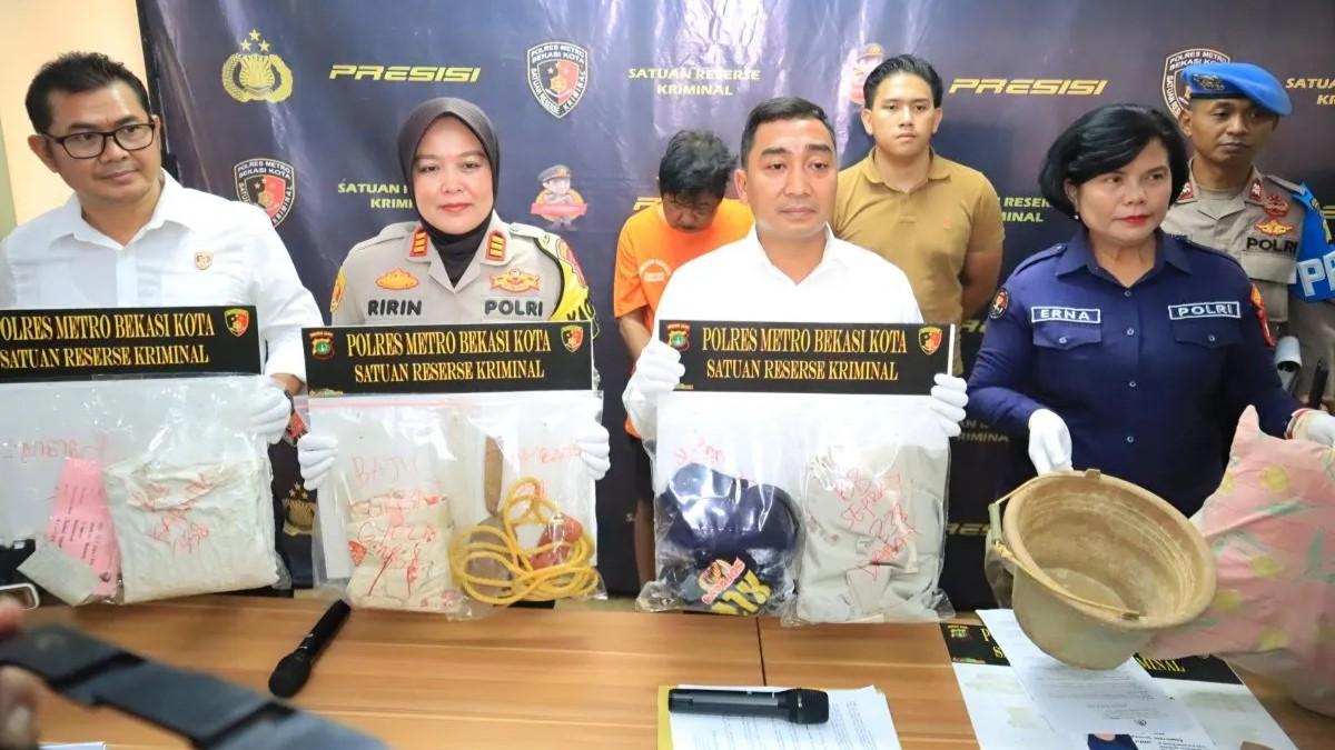 Polisi Ungkap Beda Pengakuan Pembunuh Anak Terbungkus Karung di Bekasi dengan Prarekonstruksi