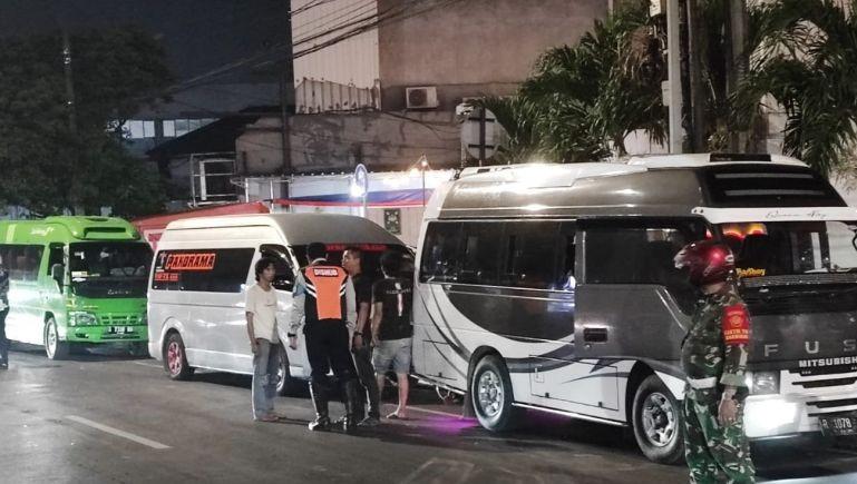 Dishub-Polres Jaktim Tertibkan Angkutan Umum dan Travel Gelap di Jatiwaringin