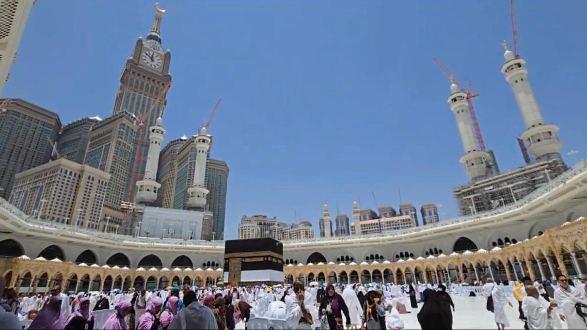 Jemaah Visa Umrah Gak Usah Uji Nyali Berhaji, Sanksi Blacklist 10 Tahun Menanti