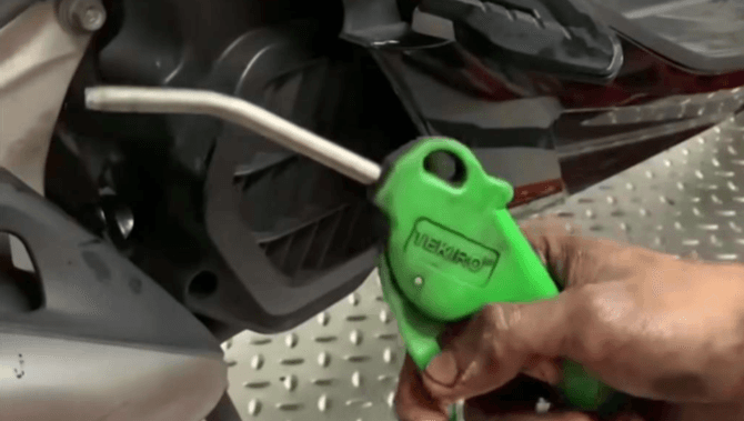 Bahaya! Jangan Kuras Sisa Oli Pakai Semprotan Kompresor Kalau Tak Mau Motor Rusak, Ini Efeknya