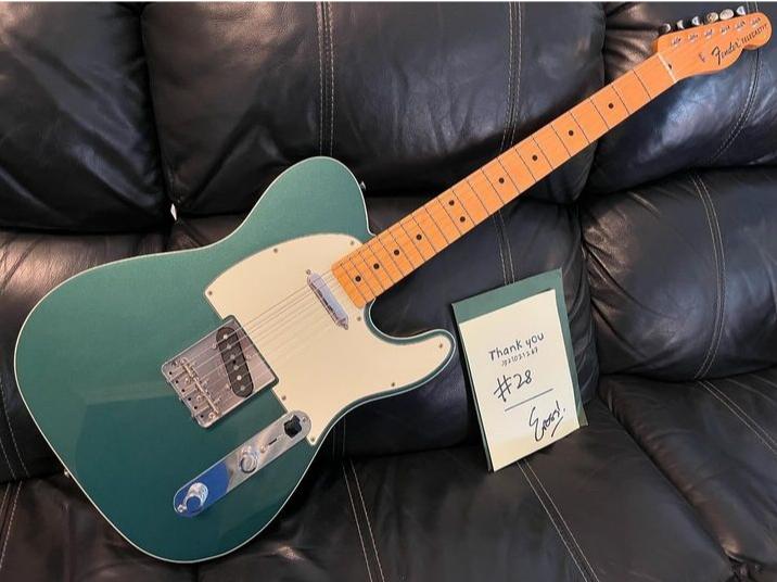 Limited Edition, Eross Gitaris Shella On 7 Lelang Gitar Untuk Gaza