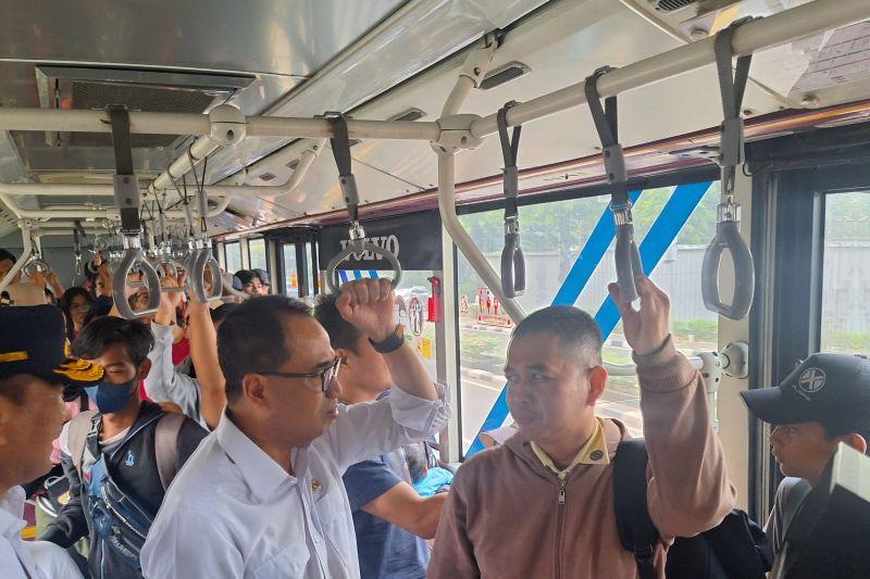 Menhub Budi Ajak Warga Naik Transportasi Umum Kurangi Macet dan Polusi di Jakarta