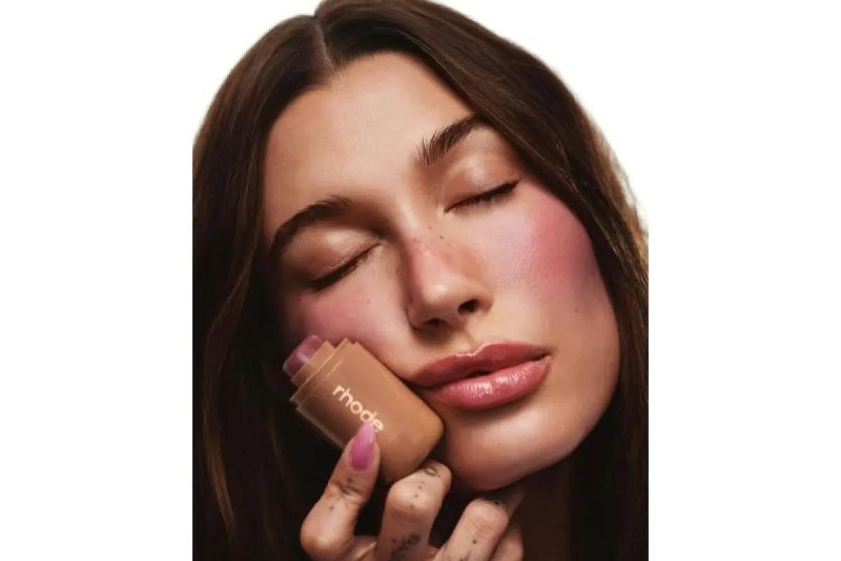 Hailey Bieber Luncurkan Blush On Terbaru