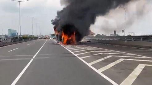 Bus Pariwisata Terbakar di Tol Arah Tanjung Priok, Arus Lalu Lintas Padat