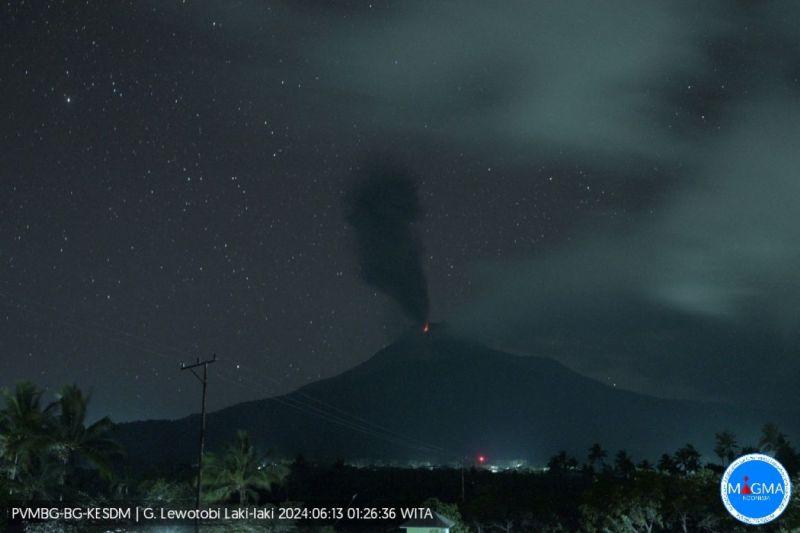 Gunung Lewotobi Laki-Laki Erupsi, Lontarkan Abu Vulkanik Setinggi 700 meter