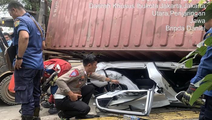 Mobil Tertimpa Truk Kontainer di Jakut, Pengemudi Selamat Alami Luka