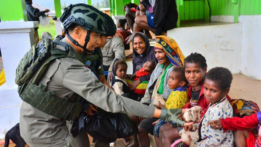Minggu Kasih, Satgas Ops Damai Cartenz Berikan Bantuan-Pelayanan Kesehatan di Distrik Bibida Paniai
