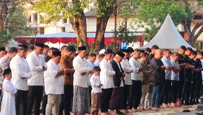 Gibran Salat Idul Adha Bareng Anak Istri, di Halaman Balai Kota Solo