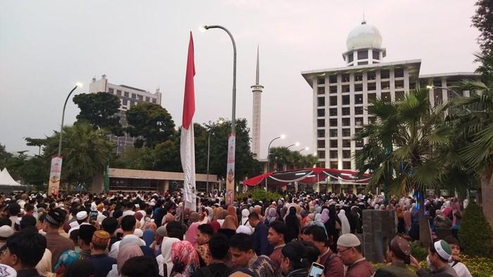 Masyarakat Berbondong-bondong Penuhi Masjid Istiqlal Jelang Salat Idul Adha Pagi Ini