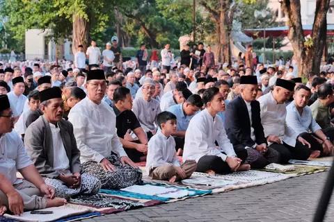 Gibran dan Keluarga Tunaikan Salat Idul Adha di Balaikota Surakarta