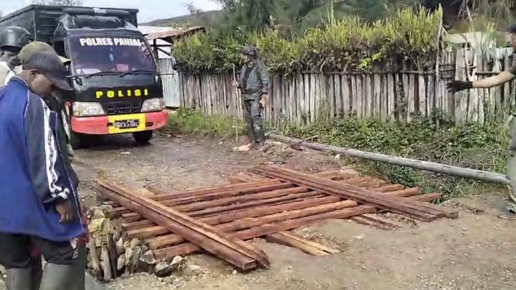 Jalanan Penghubung Terputus, Satgas Damai Cartenz Bantu Bangun Jembatan Sementara di Distrik Bibida Paniai
