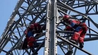 Pria di Bekasi Naik Menara SUTET coba Bunuh Diri, Digagalkan Damkar