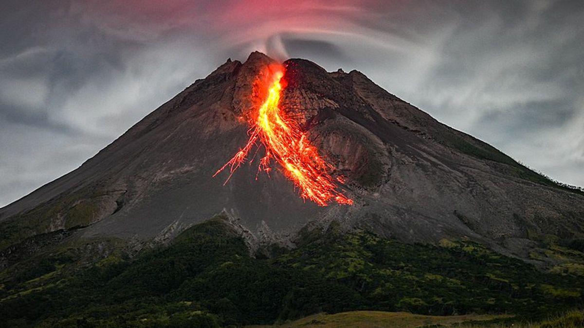Waspada! Gunung Merapi Lontarkan Awan Panas