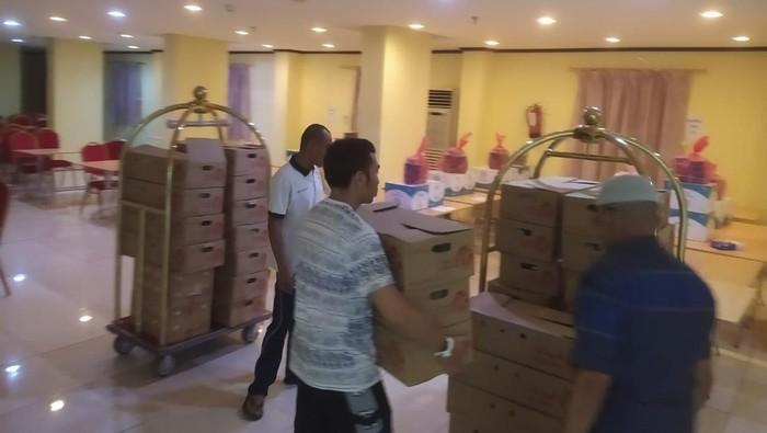 Penuhi Janji, Politisi Gerindra Bagikan 400 Paket Makanan ke Jemaah Asal Sumbar di Mina