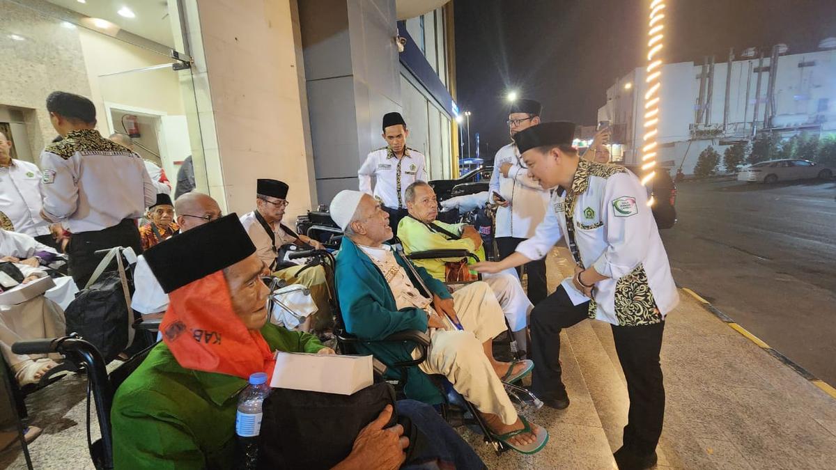 Tangis Bahagia 300 Jemaah Safari Wukuf Lansia Kembali ke Kloter