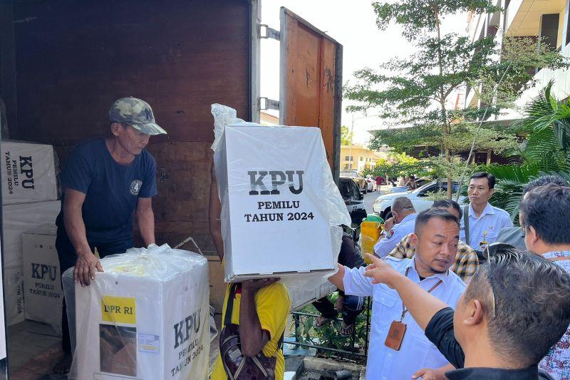 Tindak Lanjut Putusan MK, KPU Jember Bawa Kotak Suara Ke Polda Jatim
