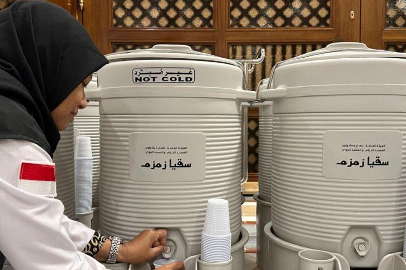 Jamaah Haji RI Diimbau Jangan Bawa Air Zamzam dalam Koper Bagasi