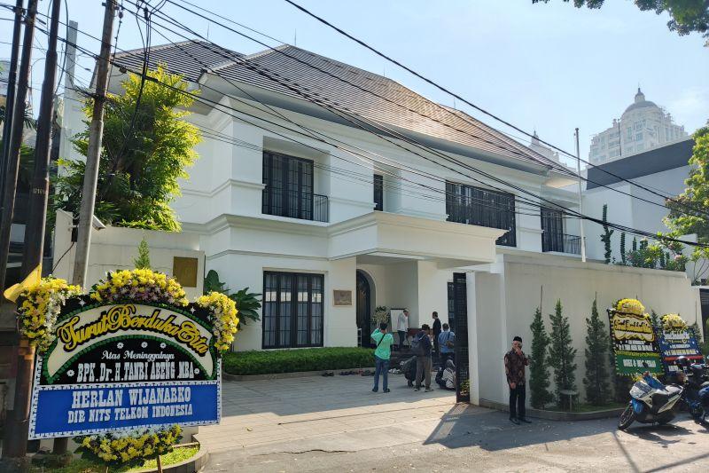 Mantan Menteri BUMN Tanri Abeng Dimakamkan Setelah Zuhur