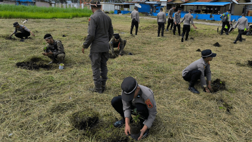 Peringati HUT Bhayangkara ke-78, Satgas Ops Damai Cartenz Lakukan Tanam Pohon di Paniai