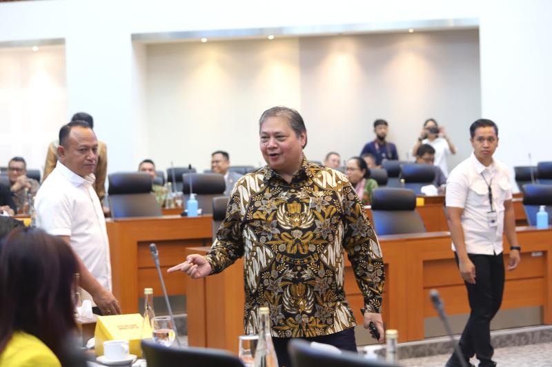 Kala Airlangga 'Curhat' Gaji Enggak Naik di Depan DPR