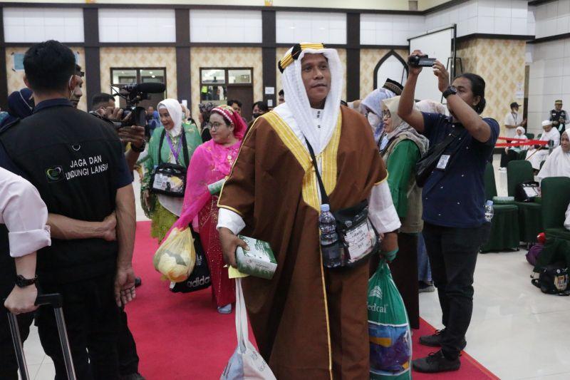 IMEI Ponsel Baru Jemaah Haji Diperiksa Bea Cukai Makassar