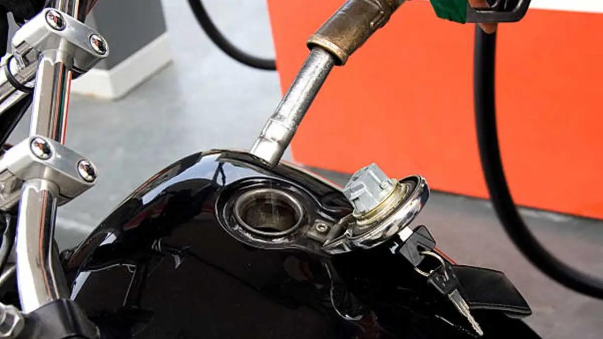 Kenapa Pengendara Harus Turun dari Motor saat Isi Bensin? Begini Penjelasannya