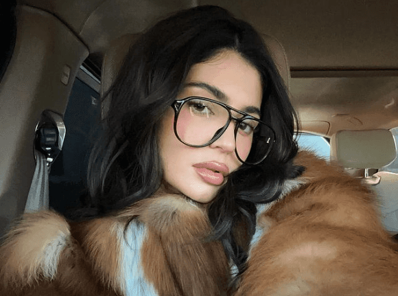 Alami Gangguan Kecemasan, Kylie Jenner Minta Turun dari Pesawat