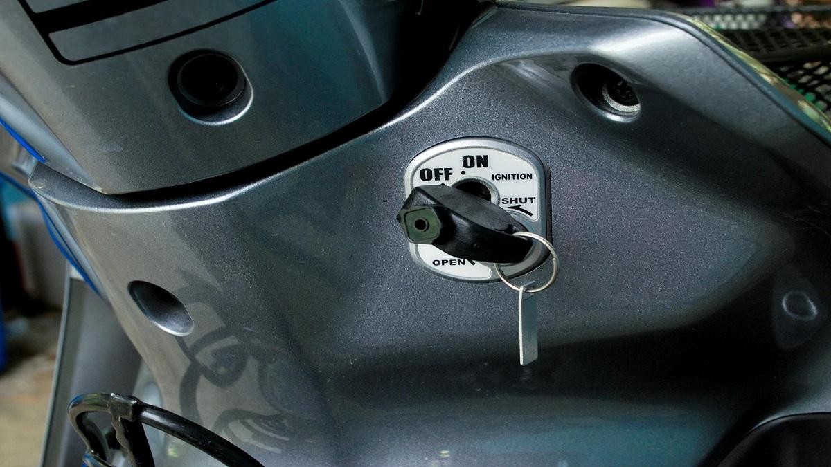 Jangan Panik, Ini Cara Atasi Kunci Motor yang Macet!