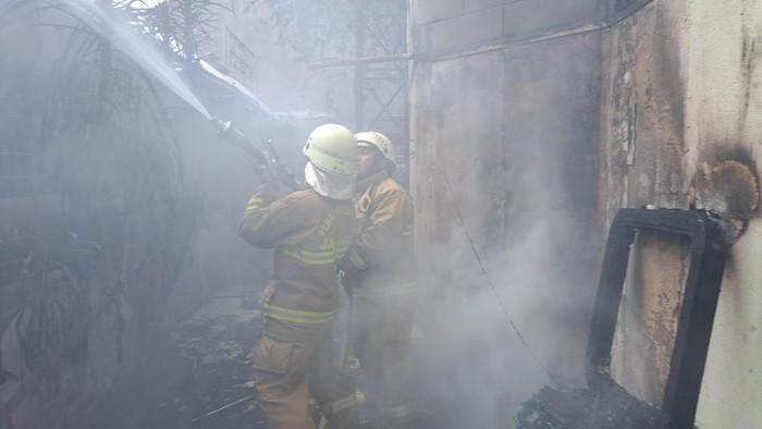 Gudang Cat di Kelapa Gading Terbakar, Asap Hitam Membumbung