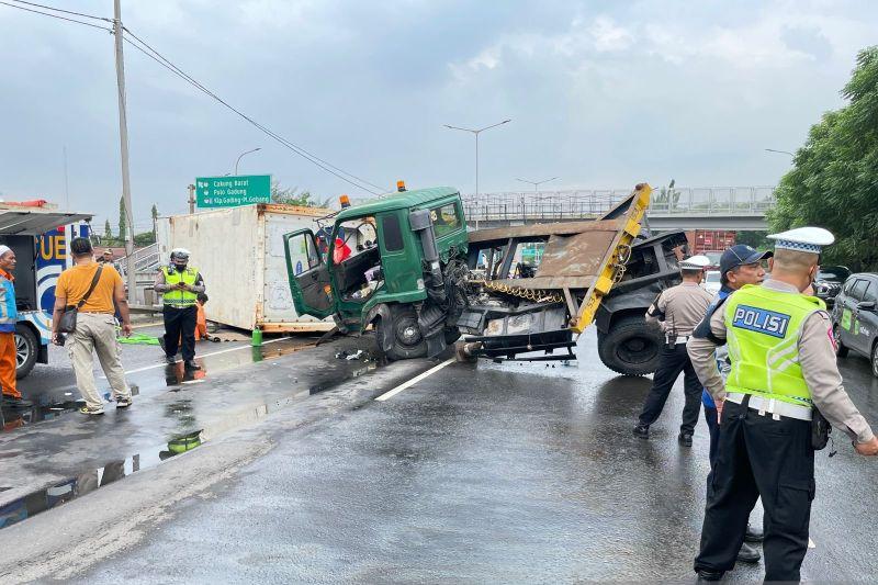 Sopir Truk Kontainer Tewas Kecelakaan Tunggal di Tol JORR Cakung
